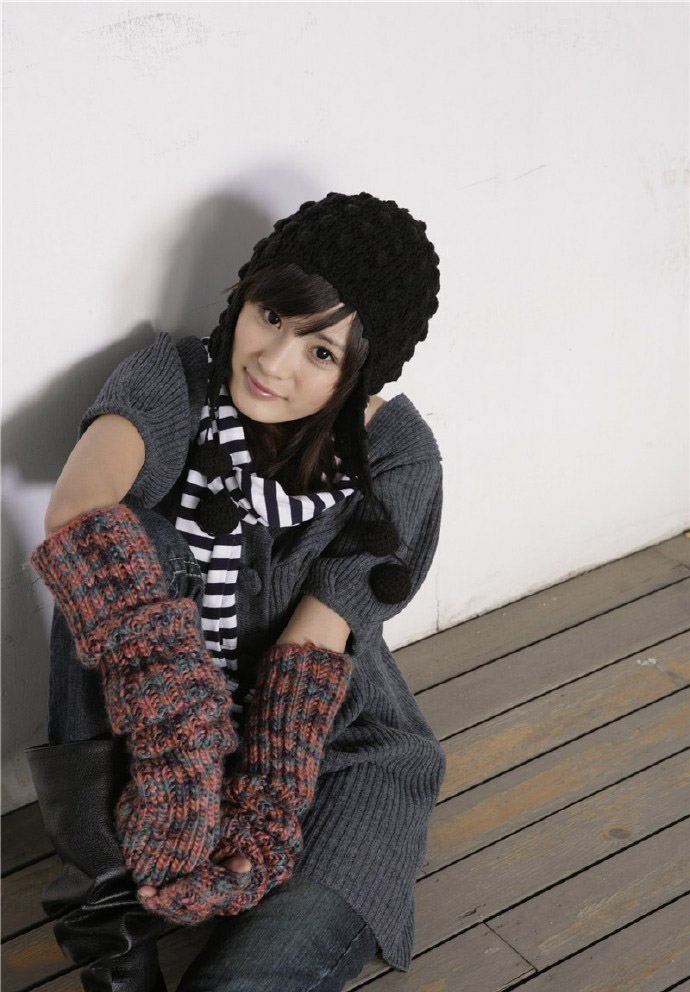 杨幂早期清纯写真 动作表情稍显僵硬生涩