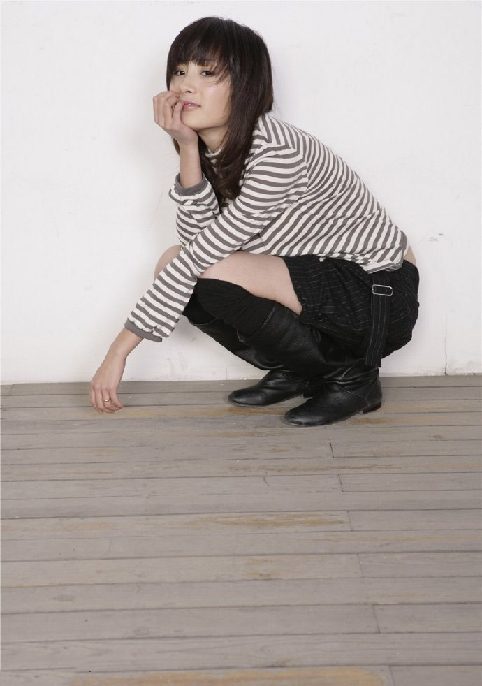 杨幂早期清纯写真 动作表情稍显僵硬生涩