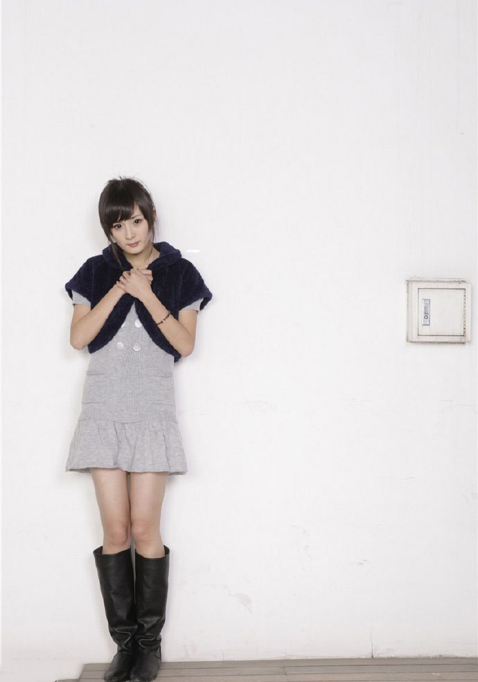 杨幂早期清纯写真 动作表情稍显僵硬生涩