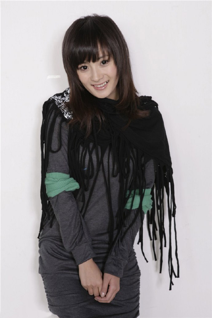 杨幂早期清纯写真 动作表情稍显僵硬生涩