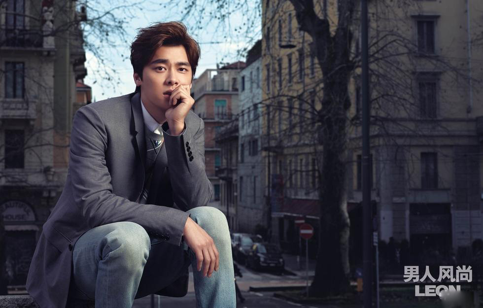 李易峰米兰拍写真 着红色西装变霸气总裁