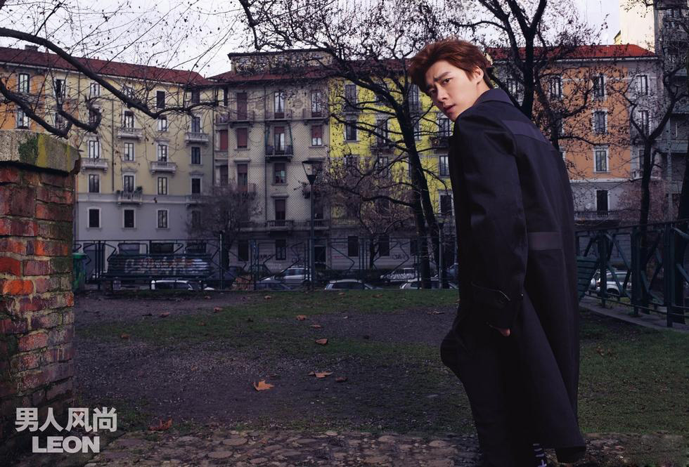 李易峰米兰拍写真 着红色西装变霸气总裁