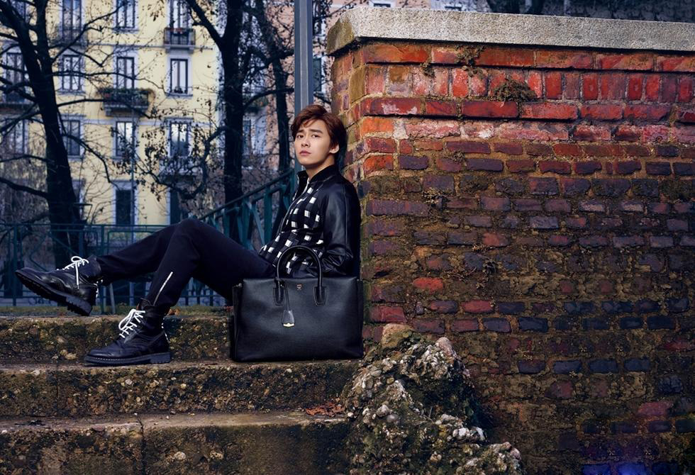 李易峰米兰拍写真 着红色西装变霸气总裁