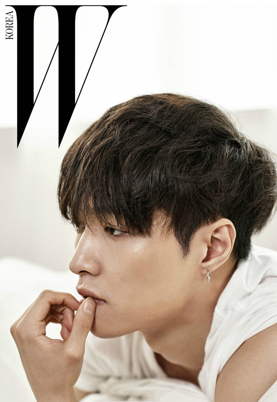 张艺兴首登韩国顶级杂志封面 阳光暖男魅力无限