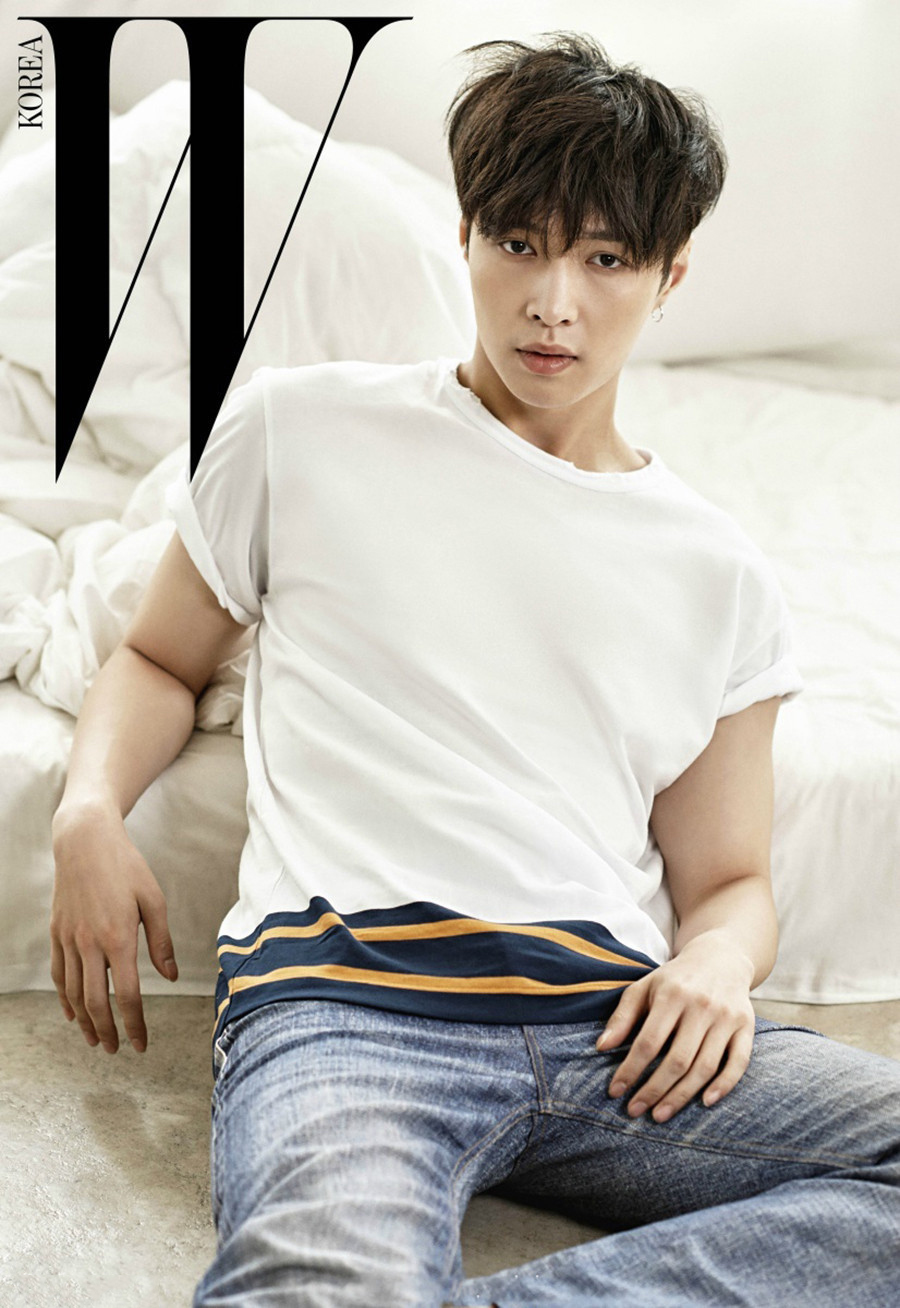 张艺兴首登韩国顶级杂志封面 阳光暖男魅力无限