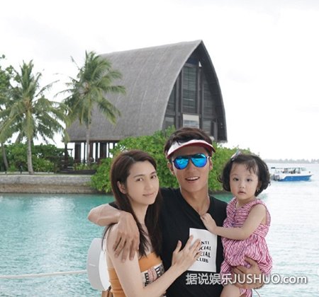 洪欣张丹峰一家三口海边度假 女儿已长成小美人
