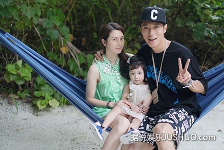 洪欣张丹峰一家三口海边度假 女儿已长成小美人
