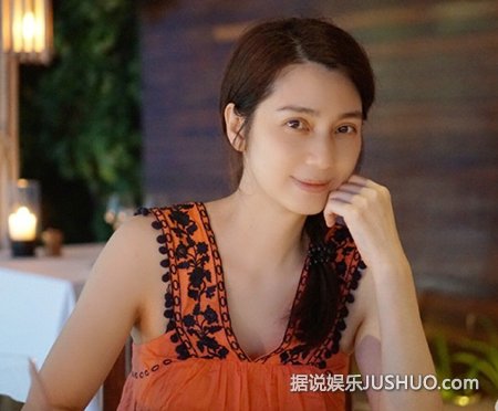 洪欣张丹峰一家三口海边度假 女儿已长成小美人