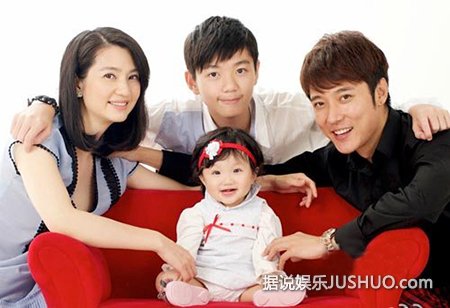 洪欣张丹峰一家三口海边度假 女儿已长成小美人