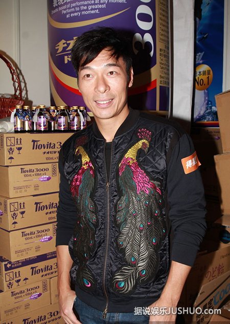 许志安和郑秀文最喜欢吃榴莲 最享受平淡吃饭庆生 许志安和郑秀文最喜欢吃榴莲 最享受平淡吃饭庆生