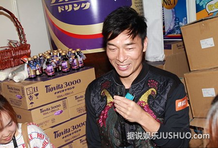 许志安和郑秀文最喜欢吃榴莲 最享受平淡吃饭庆生 许志安和郑秀文最喜欢吃榴莲 最享受平淡吃饭庆生
