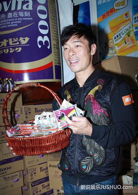 许志安和郑秀文最喜欢吃榴莲 最享受平淡吃饭庆生 许志安和郑秀文最喜欢吃榴莲 最享受平淡吃饭庆生
