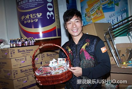 许志安和郑秀文最喜欢吃榴莲 最享受平淡吃饭庆生 许志安和郑秀文最喜欢吃榴莲 最享受平淡吃饭庆生
