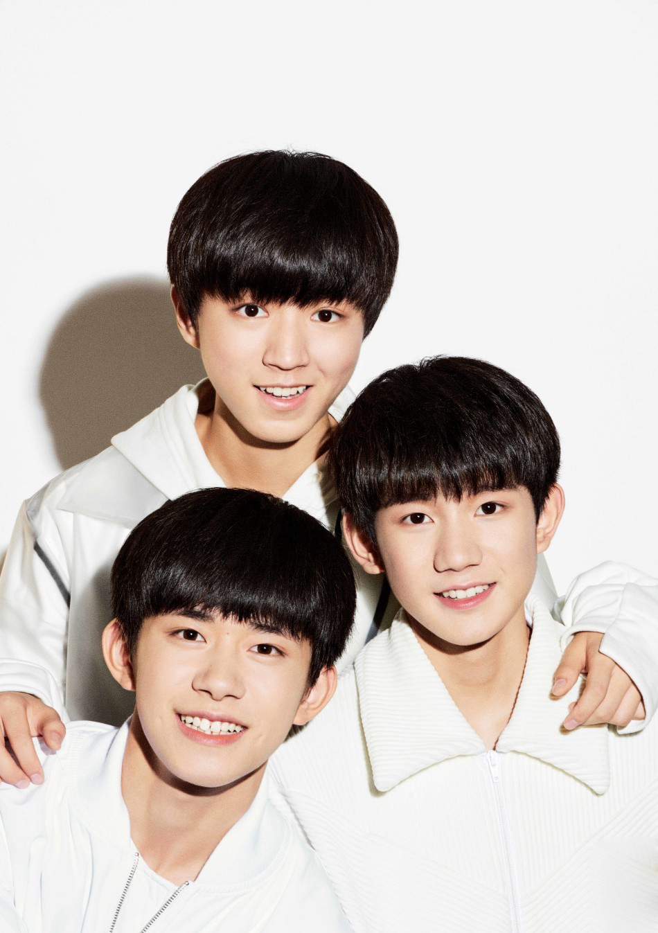 TFBOYS拍摄网球写真 青春活力十足