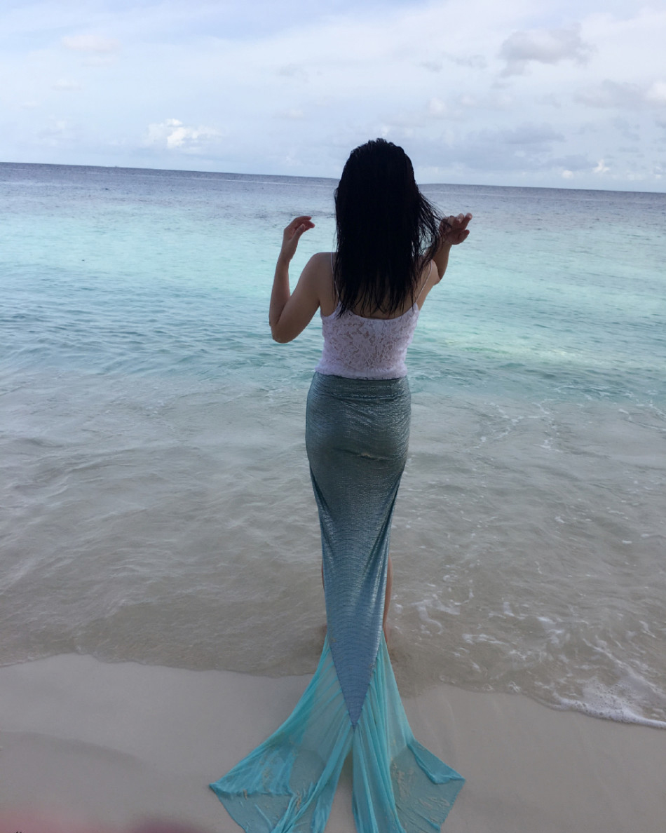 杨钰莹穿蓝裙变美人鱼 皮肤白嫩冻龄女神