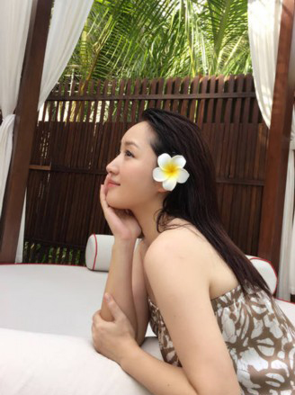 杨钰莹穿蓝裙变美人鱼 皮肤白嫩冻龄女神