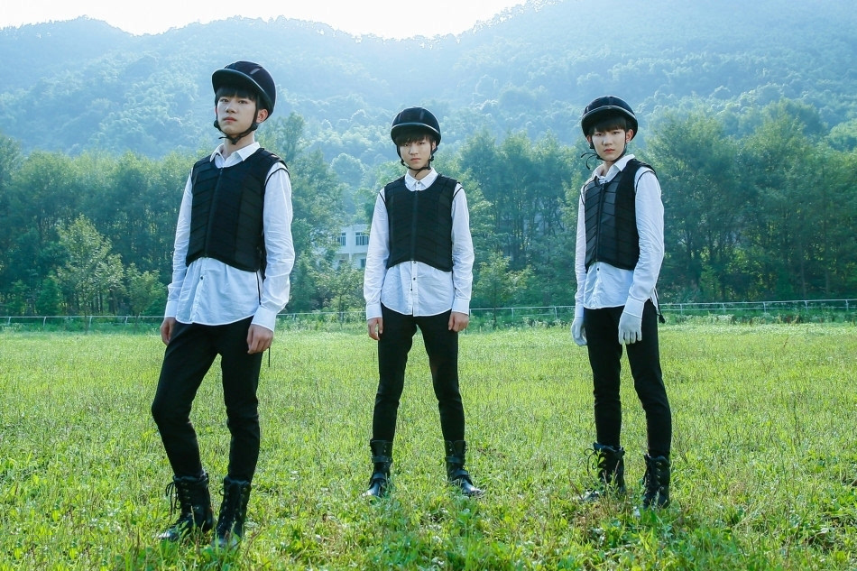 TFBOYS三子马术写真曝光 身穿马术服英气十足