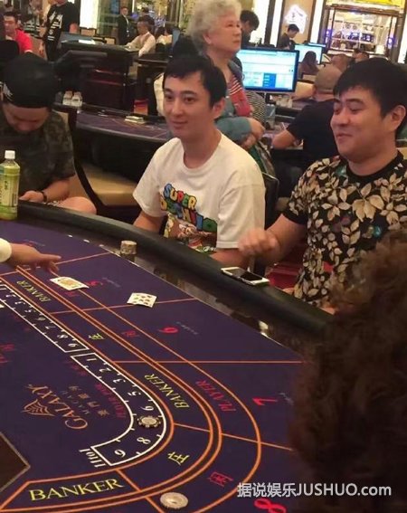 王思聪现身澳门赌场 未带女伴露出迷之微笑
