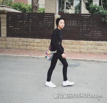 王菲三母女宣传公益包包 二姐李嫣时尚范十足