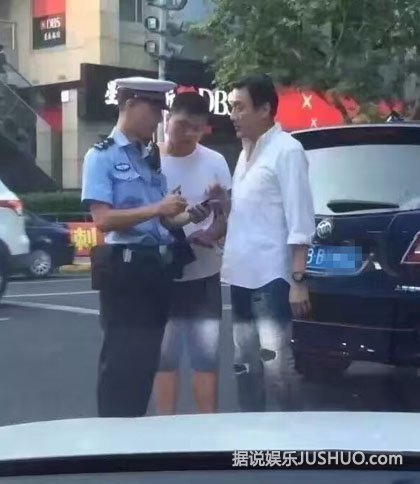 曝梁家辉在上海因占用公交车道被交警开罚单