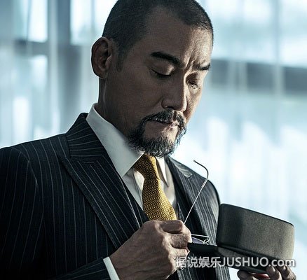 曝梁家辉在上海因占用公交车道被交警开罚单