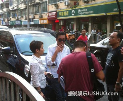 曝梁家辉在上海因占用公交车道被交警开罚单