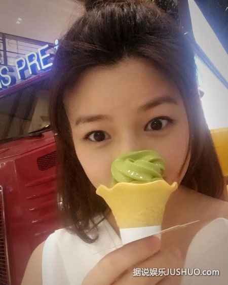 准妈妈陈妍希怀孕还吃冰淇淋 脸圆圆气色不错