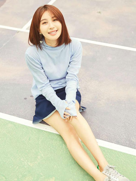 李菲儿校园风写真 乖巧可爱再现青春风暴