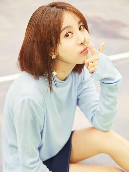 李菲儿校园风写真 乖巧可爱再现青春风暴