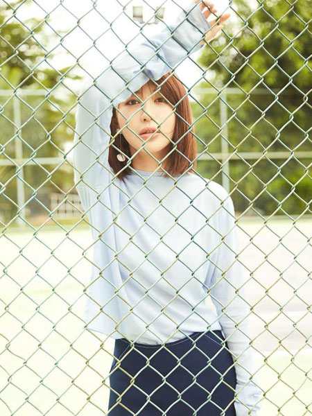 李菲儿校园风写真 乖巧可爱再现青春风暴