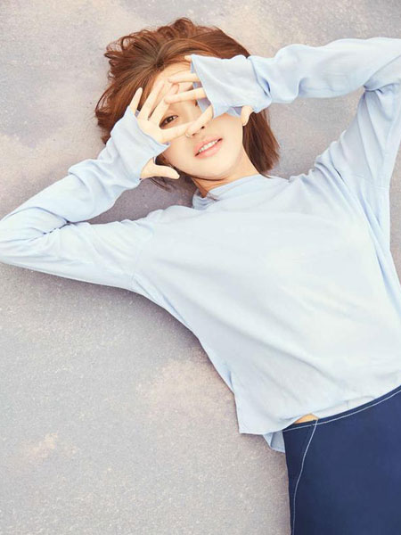 李菲儿校园风写真 乖巧可爱再现青春风暴