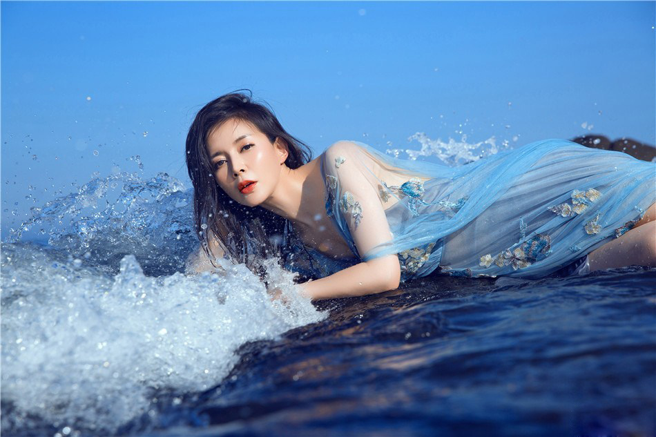 刘敏海边拍写真 蓝纱遮体魅惑感十足
