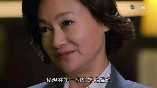 惠英红所塑造的总警司万晞华,可以说这是一个如毒蜂一般的女人,一出场