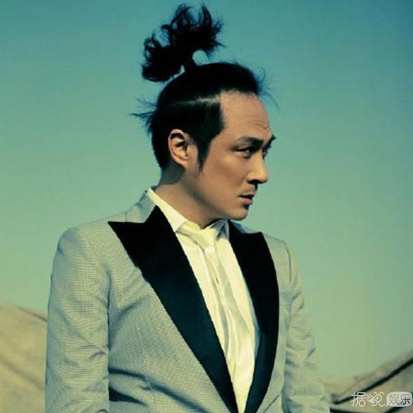 大叔吴秀波也是娱乐圈中喜欢扎辫子的男星,而且十分偏爱丸子头啊,可爱