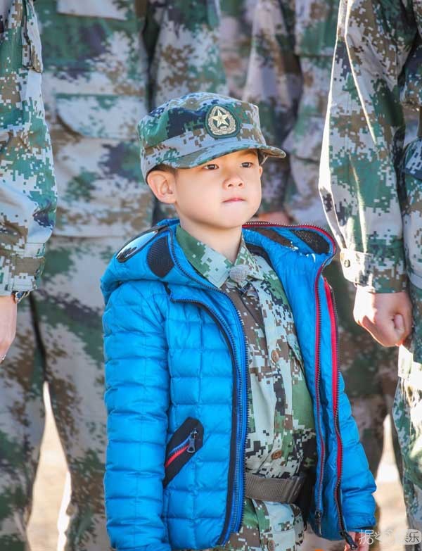 话说,当软萌的萌娃们穿上军装,有那么点萌版真正男子汉的意思.咦?