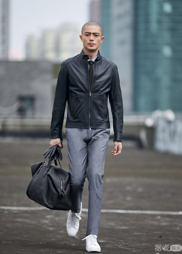 man爆!霍建华新街拍曝光 原来光头穿西装也可以这么帅!