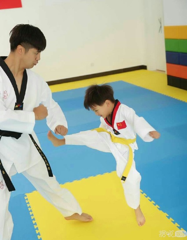 田亮被儿子狠狠踩在脚底下,对镜头求救.看到这,据格格心里莫名暗爽.