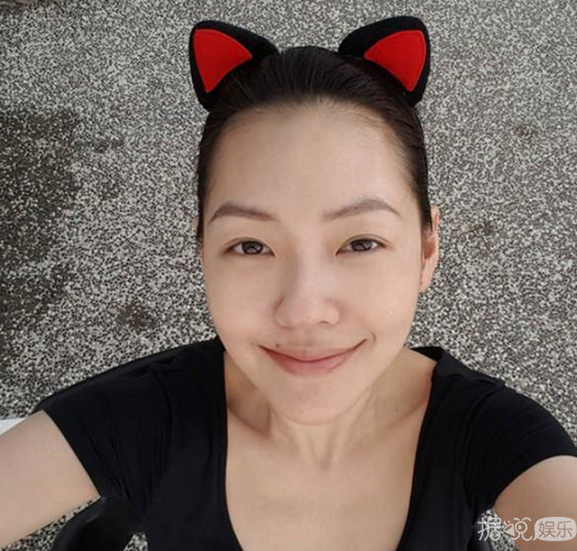 小s自拍风格怪异素颜大方与粉丝互动