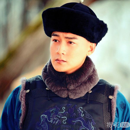 演员陆毅长发照现微博 小卷发尽显青春无敌