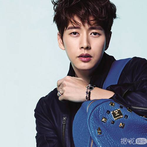 近日,韩国欧巴朴海镇齐刘海,现身机场,发型略显呆萌,但依旧难掩帅气