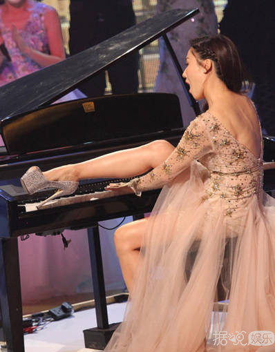 这里就不得不提到李施嬅(原名李诗韵),当然她在台上大卖性感弹钢琴