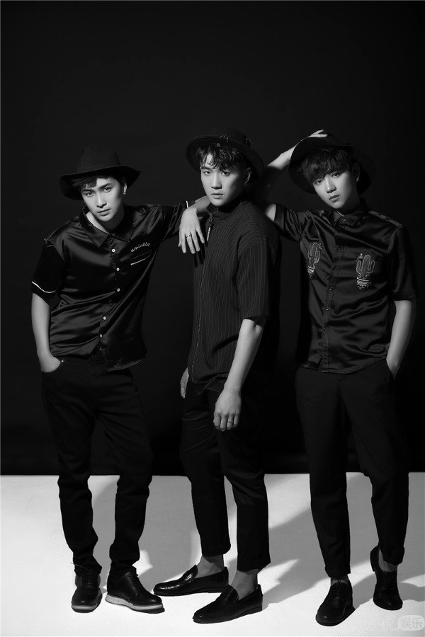 0086男团概念大片曝光黑白色调轻熟男风