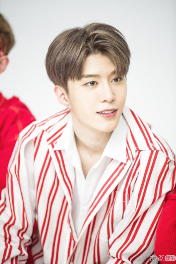 除了蔡徐坤,乐华娱乐的范丞丞,justin(贾富贵),朱正廷也蛮火的.