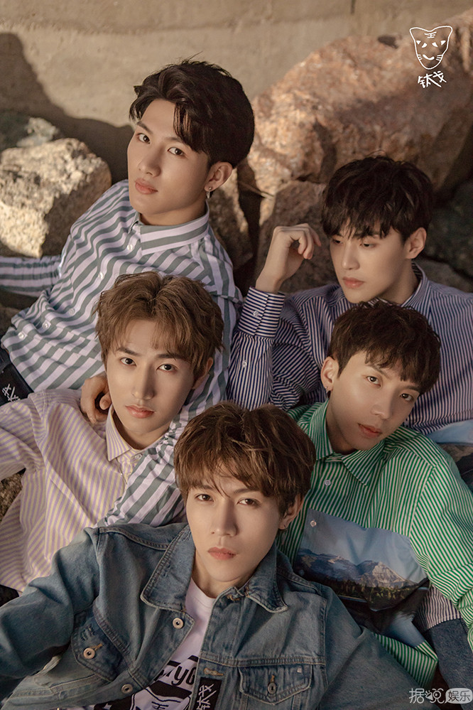 钛戈男团唯美写真曝光精致五官上演侧颜杀