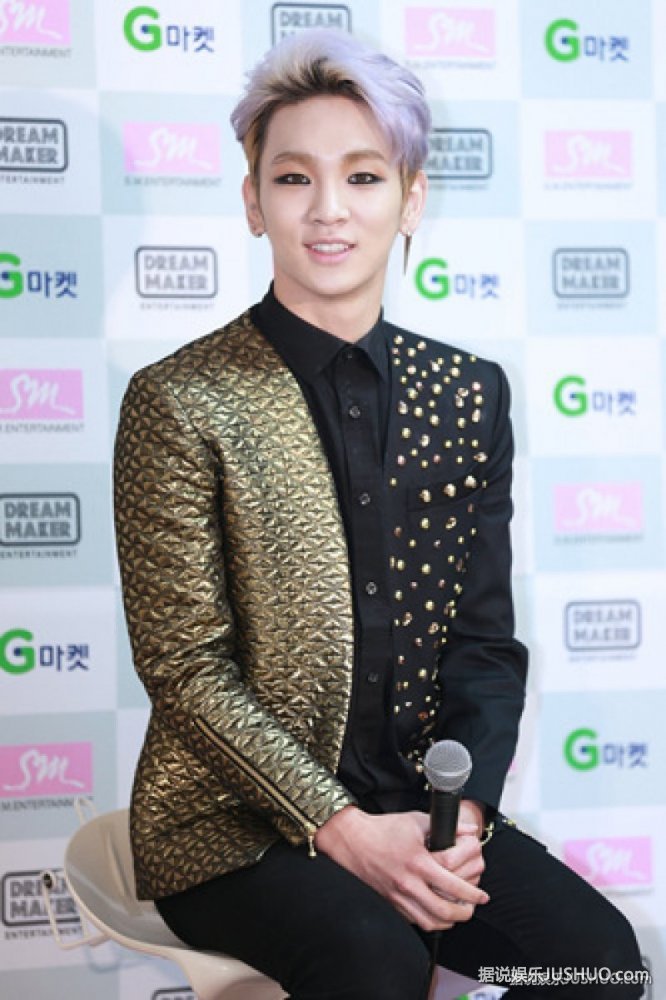 shinee出席演唱会记者会 金色西装闪耀全场