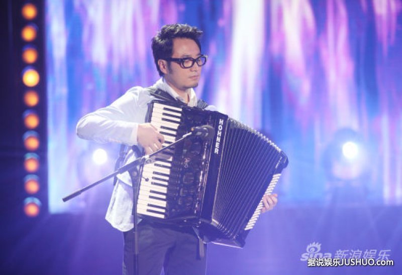 王铮亮现场演奏手风琴节目临结束的时候,王铮亮手抱手风琴,文薇手持小