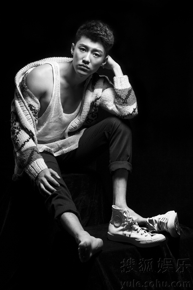 代旭全新黑白写真曝光 运动格调冷帅时尚