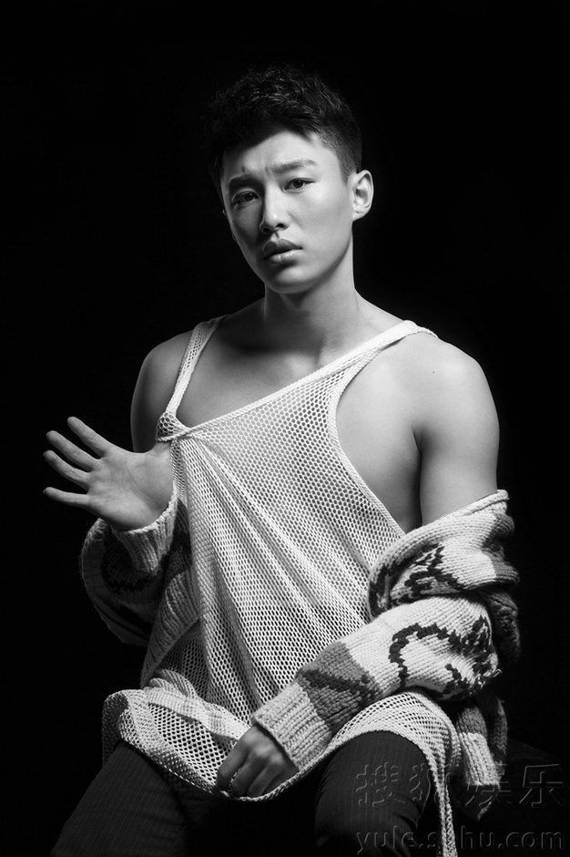 代旭全新黑白写真曝光 运动格调冷帅时尚