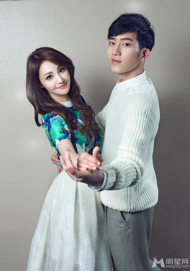 《穿越千年》正经夫妇甜蜜写真 牵手起舞华尔兹