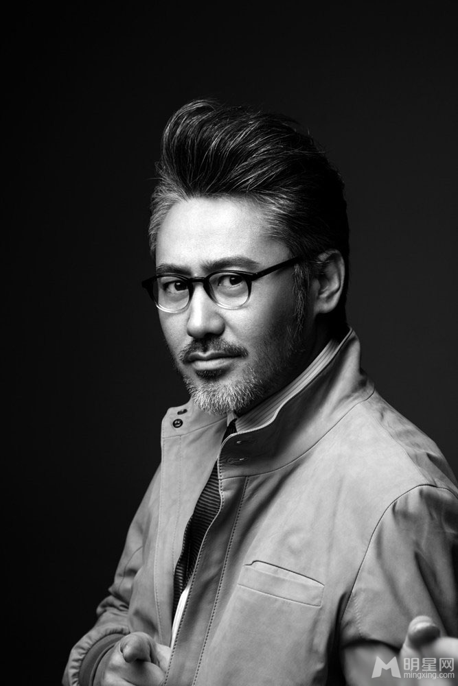 魅力大叔吴秀波黑白质感大片憨笑可掬萌态足